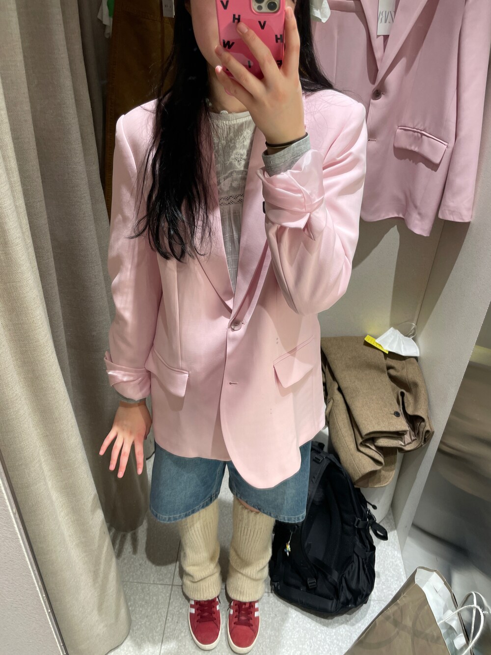 ピンク系のジャケット/アウター、ホワイト系のトップス、グレー系のスニーカーを着用したレディースの秋コーディネートの2枚目の写真