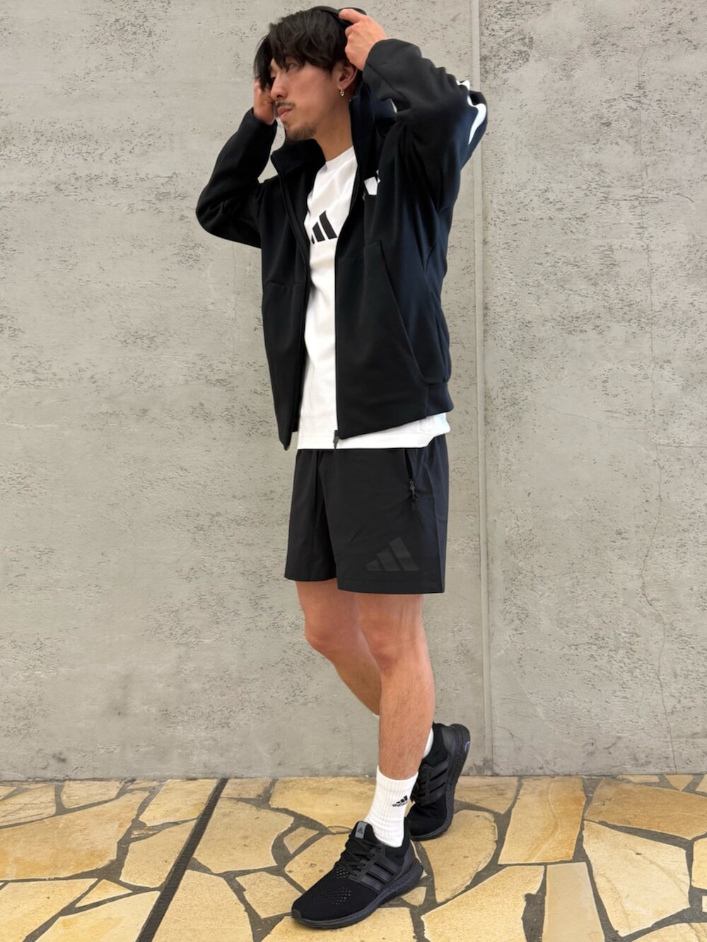 ブラック系のその他パンツ、ホワイト系のTシャツ/カットソー、ブラック系のスニーカーを着用したメンズの春コーディネートの2枚目の写真