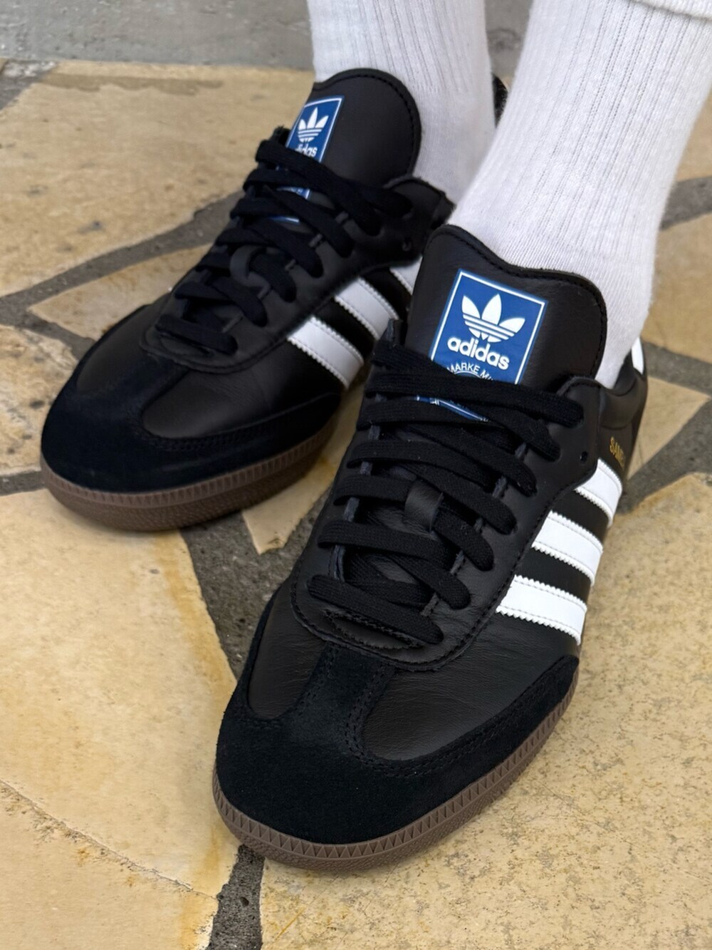 ブラック系のシューズ、ホワイト系のトップスを着用したメンズの夏コーディネートの2枚目の写真