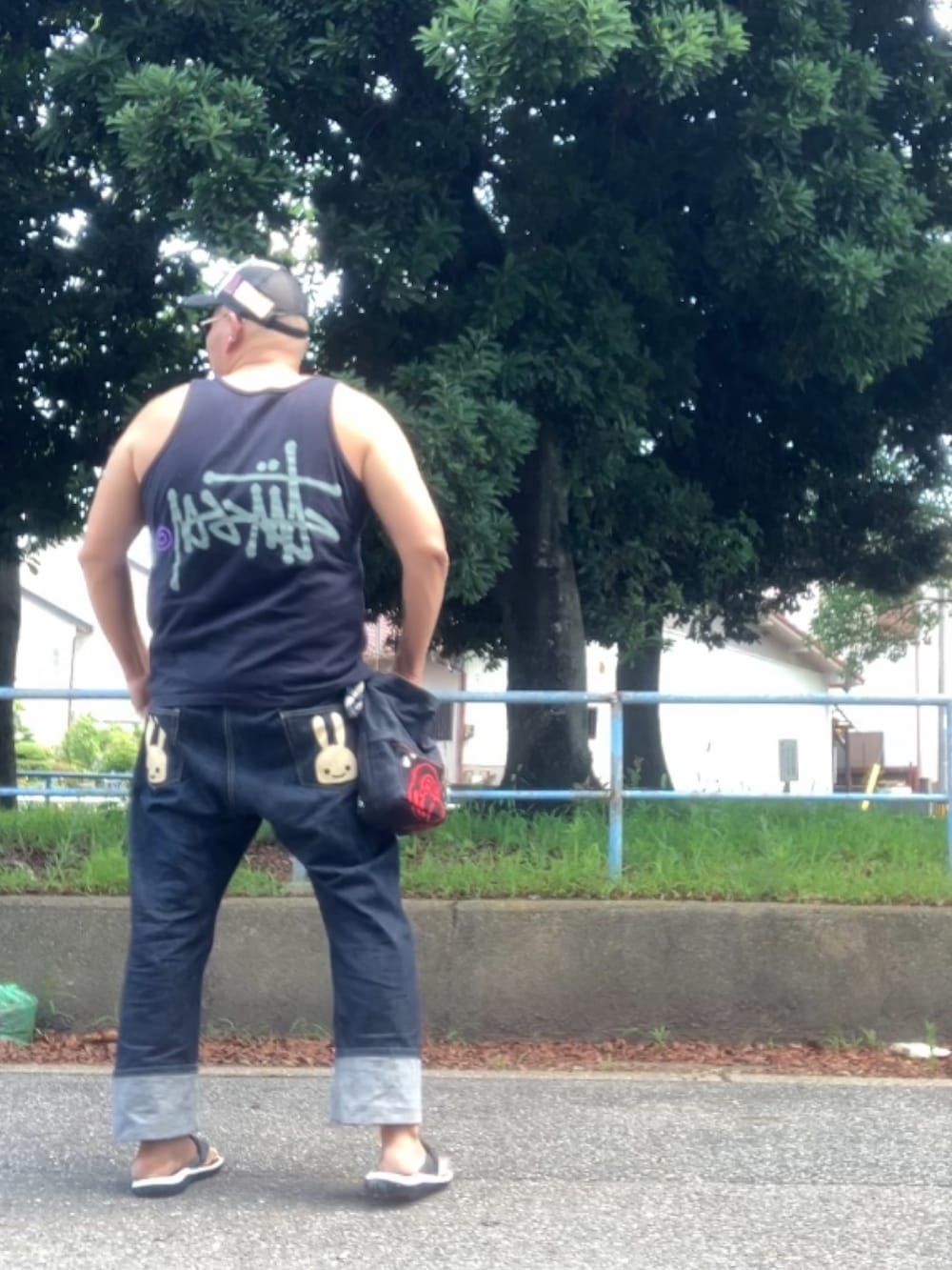「おじさん、でぶ、デブですがなにか？、メガネおやじ」｜「STUSSYのアイテム（タンクトップ、ブラック系）」を使った、メルヘン翁さん（メンズ・178cm）の夏コーディネートの2枚目の写真