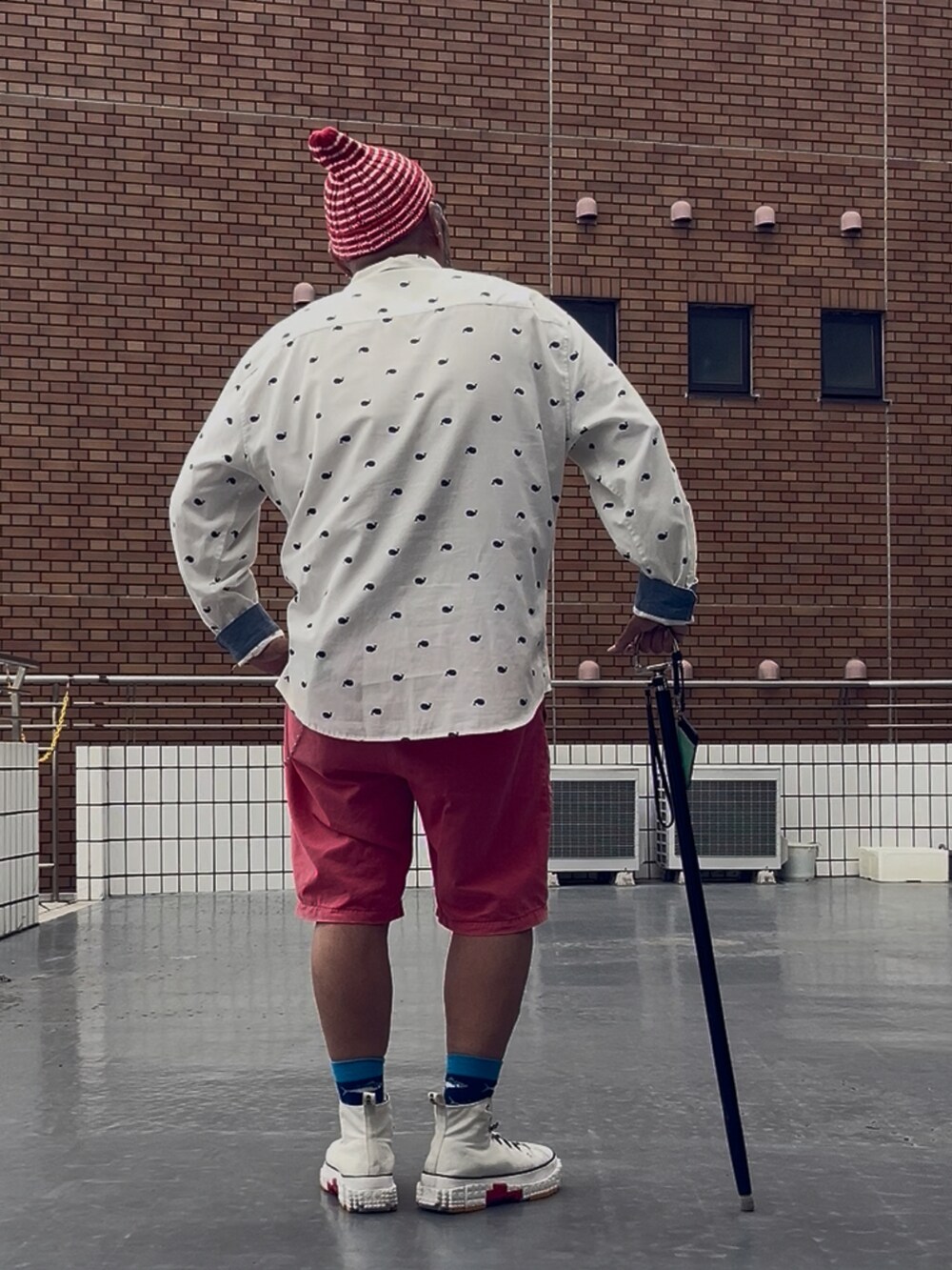 ピンク系のデニムパンツ、ホワイト系のスニーカー、その他のニットキャップ/ビーニーを着用したメンズの秋コーディネートの2枚目の写真