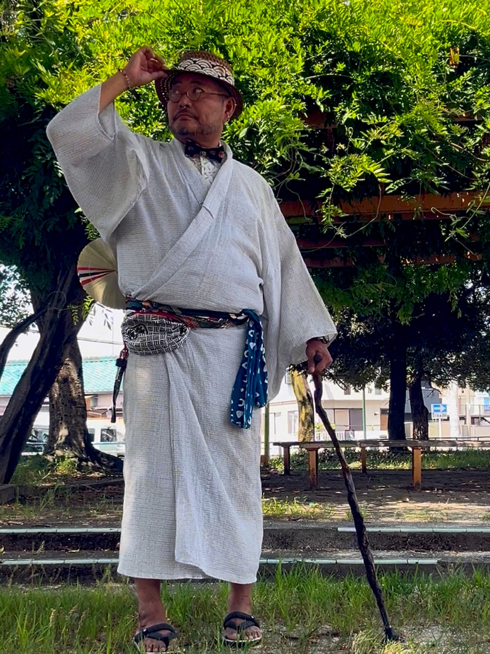 ホワイト系の浴衣を着用したメンズの夏コーディネートの2枚目の写真