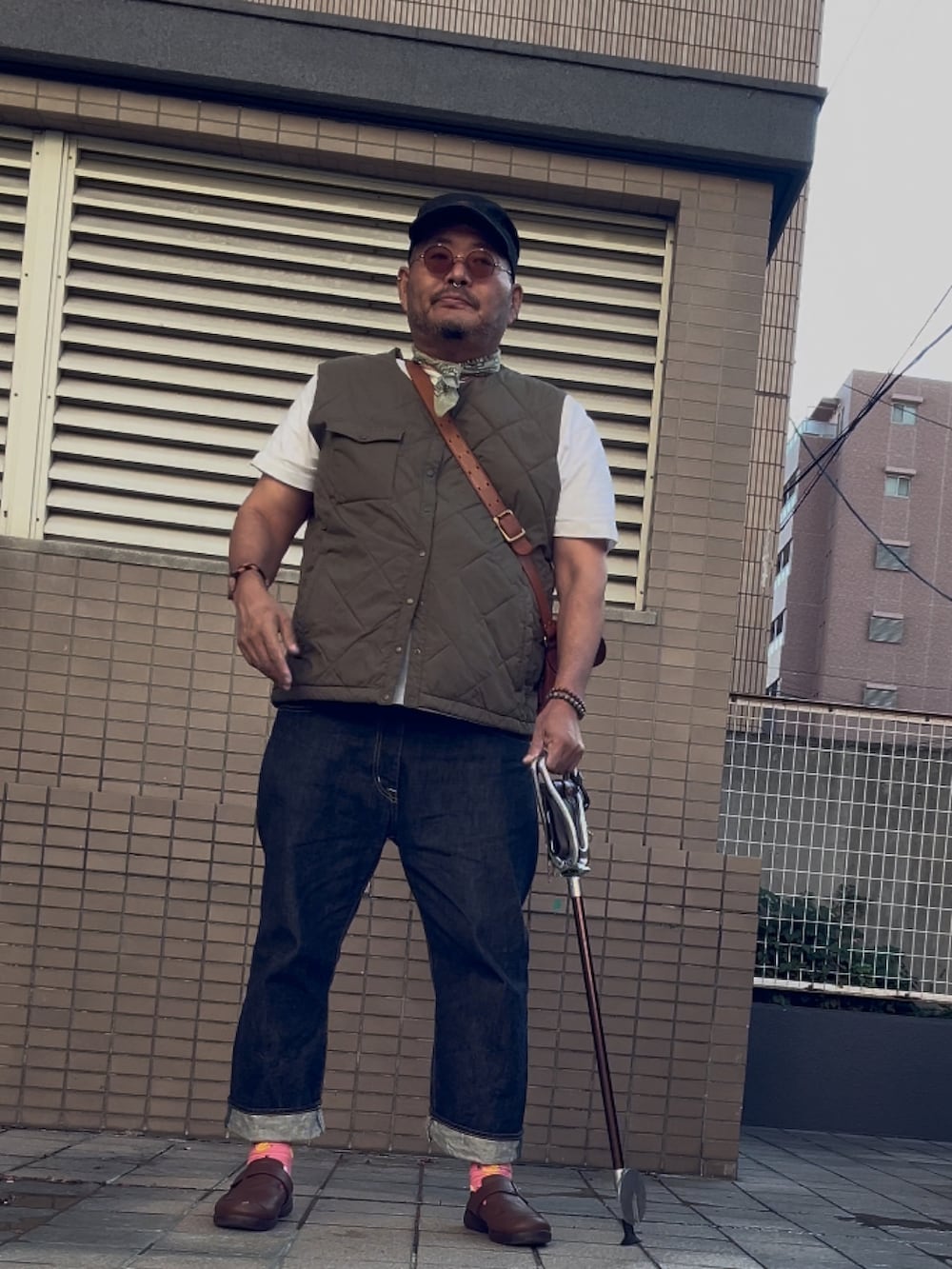 ブルー系のデニムパンツ、ホワイト系のTシャツ/カットソー、ブラウン系のスリッポンを着用したメンズの秋コーディネートの2枚目の写真
