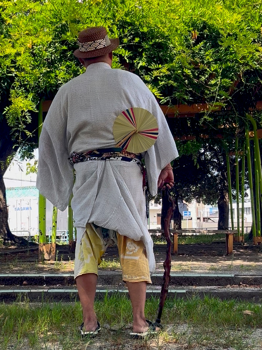 ホワイト系の浴衣を着用したメンズの夏コーディネートの3枚目の写真