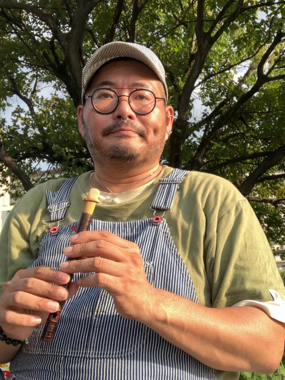 その他のサロペット/オーバーオール、グリーン系のTシャツ/カットソー、ベージュ系のショルダーバッグを着用したメンズの秋コーディネートの5枚目の写真