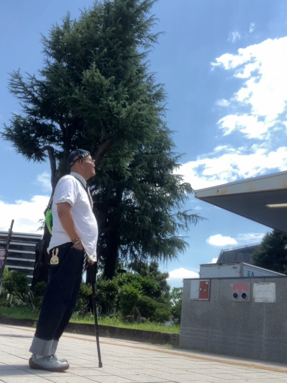 「おじさん、でぶ、デブですがなにか？、メガネおやじ、杖」｜「CUNEのアイテム（Tシャツ/カットソー、ホワイト系）」を使った、メルヘン翁さん（メンズ・178cm）の夏コーディネートの4枚目の写真