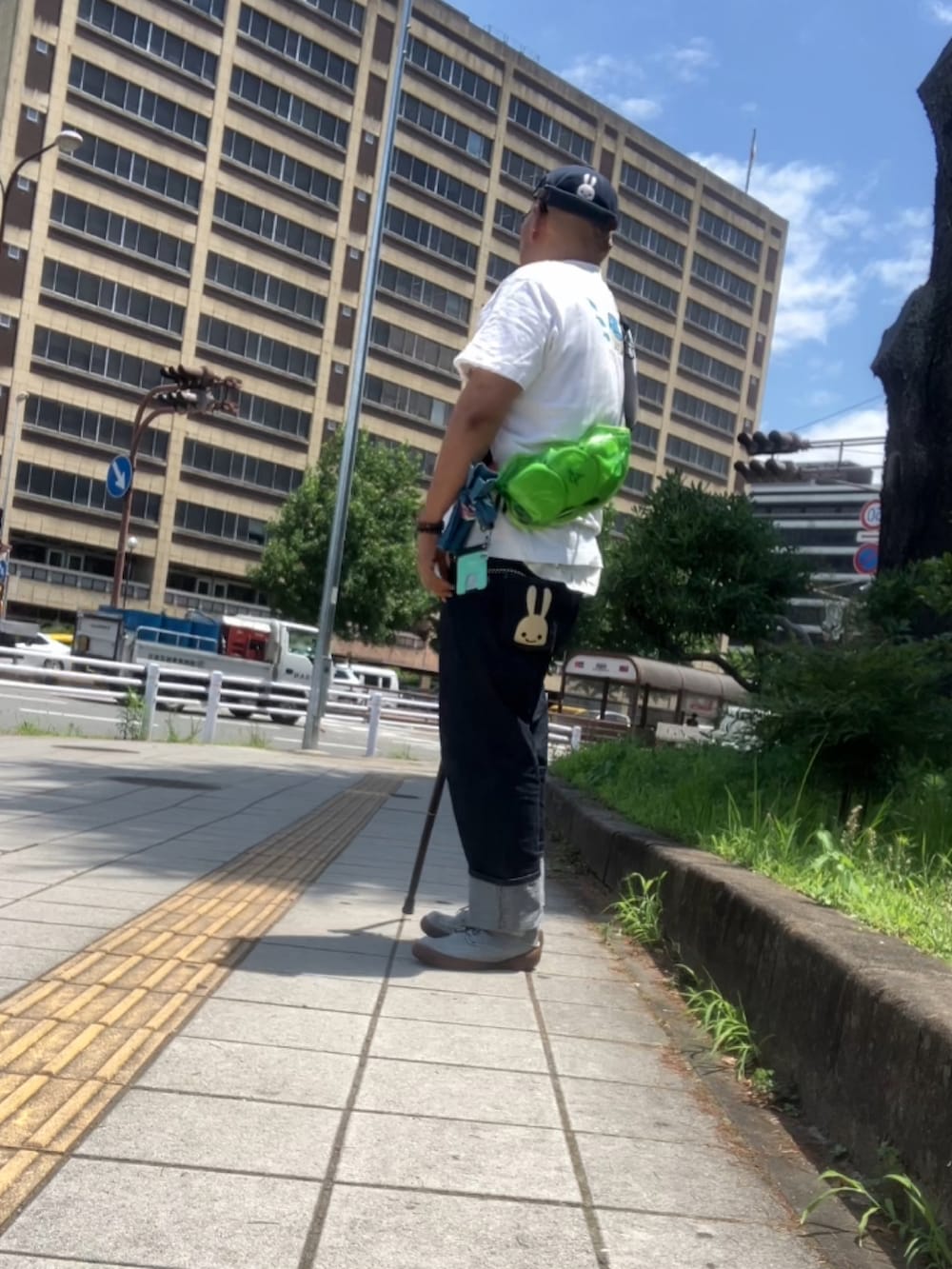「おじさん、でぶ、デブですがなにか？、メガネおやじ、杖」｜「CUNEのアイテム（Tシャツ/カットソー、ホワイト系）」を使った、メルヘン翁さん（メンズ・178cm）の夏コーディネートの2枚目の写真