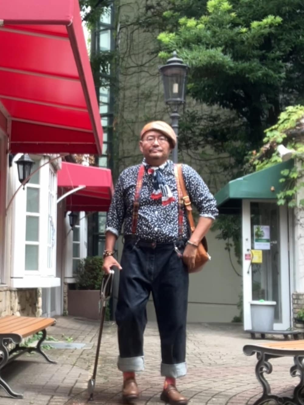 「デブでもオシャレ、メガネおやじ、めがね × ベレー、サスペンダー男子、和洋ミックス、デブですがなにか？」｜「CUNEのアイテム（デニムパンツ、ブルー系）」を使った、メルヘン翁さん（メンズ・178cm）の夏コーディネートの2枚目の写真