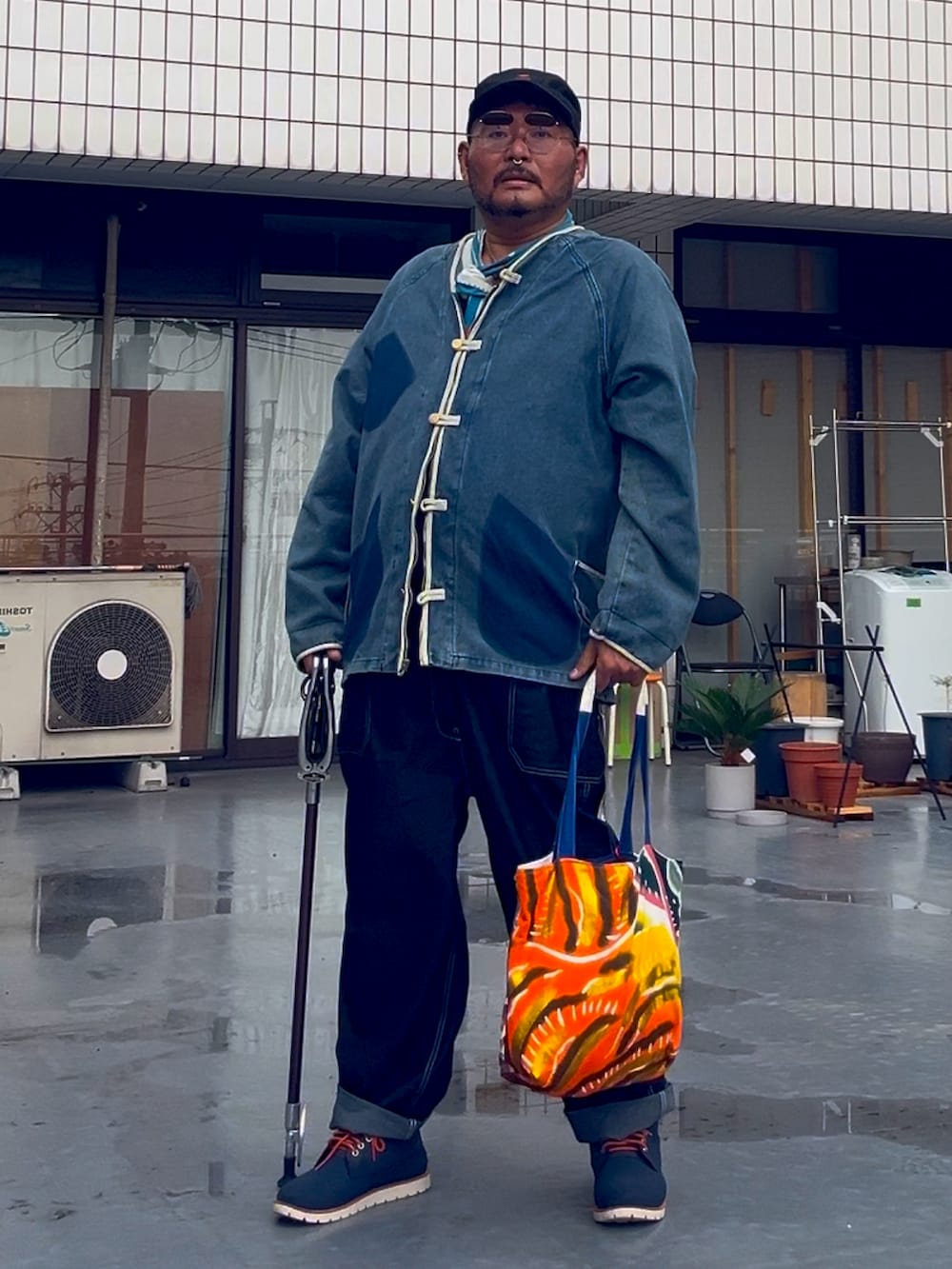 「杖、メガネおやじ、メガネ×帽子、でぶ、デブでもオシャレ、デブですがなにか？、はるコーデ」｜「Dickiesのアイテム（サロペット/オーバーオール、ブルー系）」を使った、メルヘン翁さん（メンズ・178cm）の春コーディネートの2枚目の写真