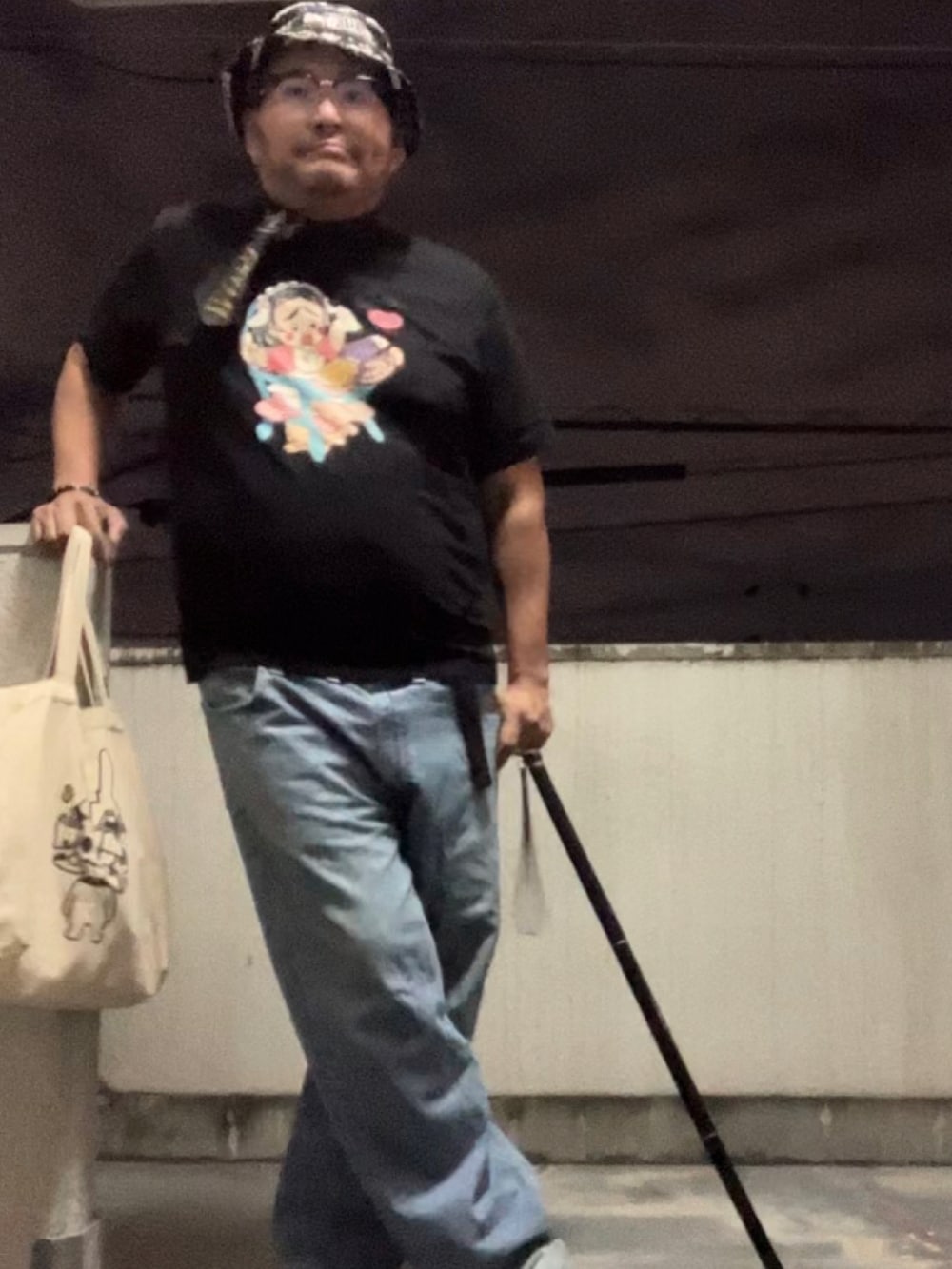 ブラック系のTシャツ/カットソー、ブラック系のネクタイ、ブラック系のスリッポンを着用したメンズの秋コーディネートの2枚目の写真
