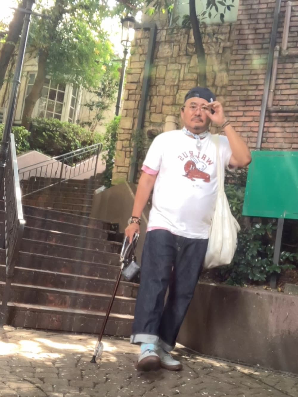 「杖、メガネおやじ、でぶ、デブでもオシャレ」｜「CUNEのアイテム（Tシャツ/カットソー、ホワイト系）」を使った、メルヘン翁さん（メンズ・178cm）の秋コーディネートの2枚目の写真