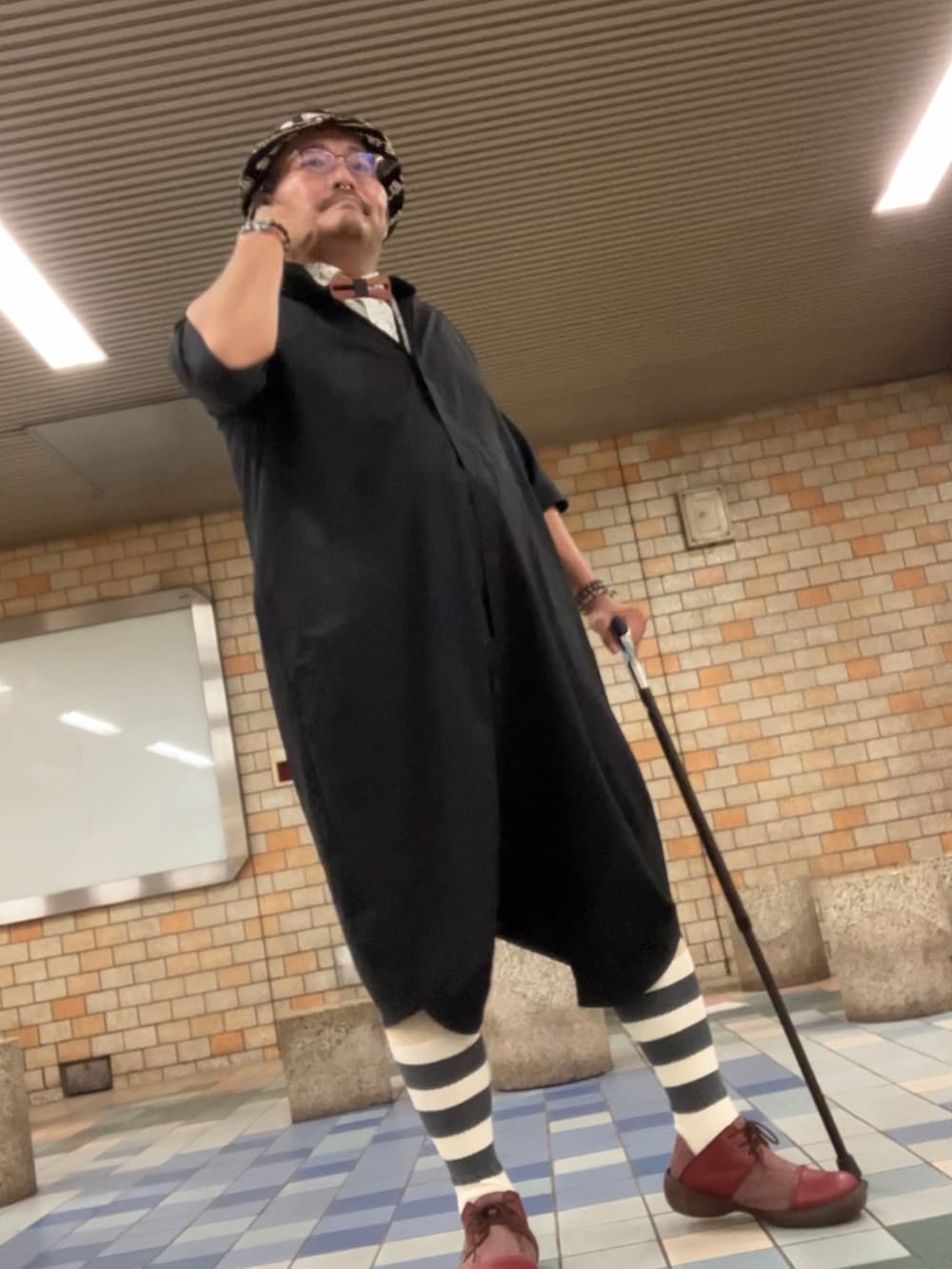 ブラック系のサロペット/オーバーオール、ホワイト系のシャツ/ブラウス、ブラック系のハットを着用したメンズの秋コーディネートの2枚目の写真