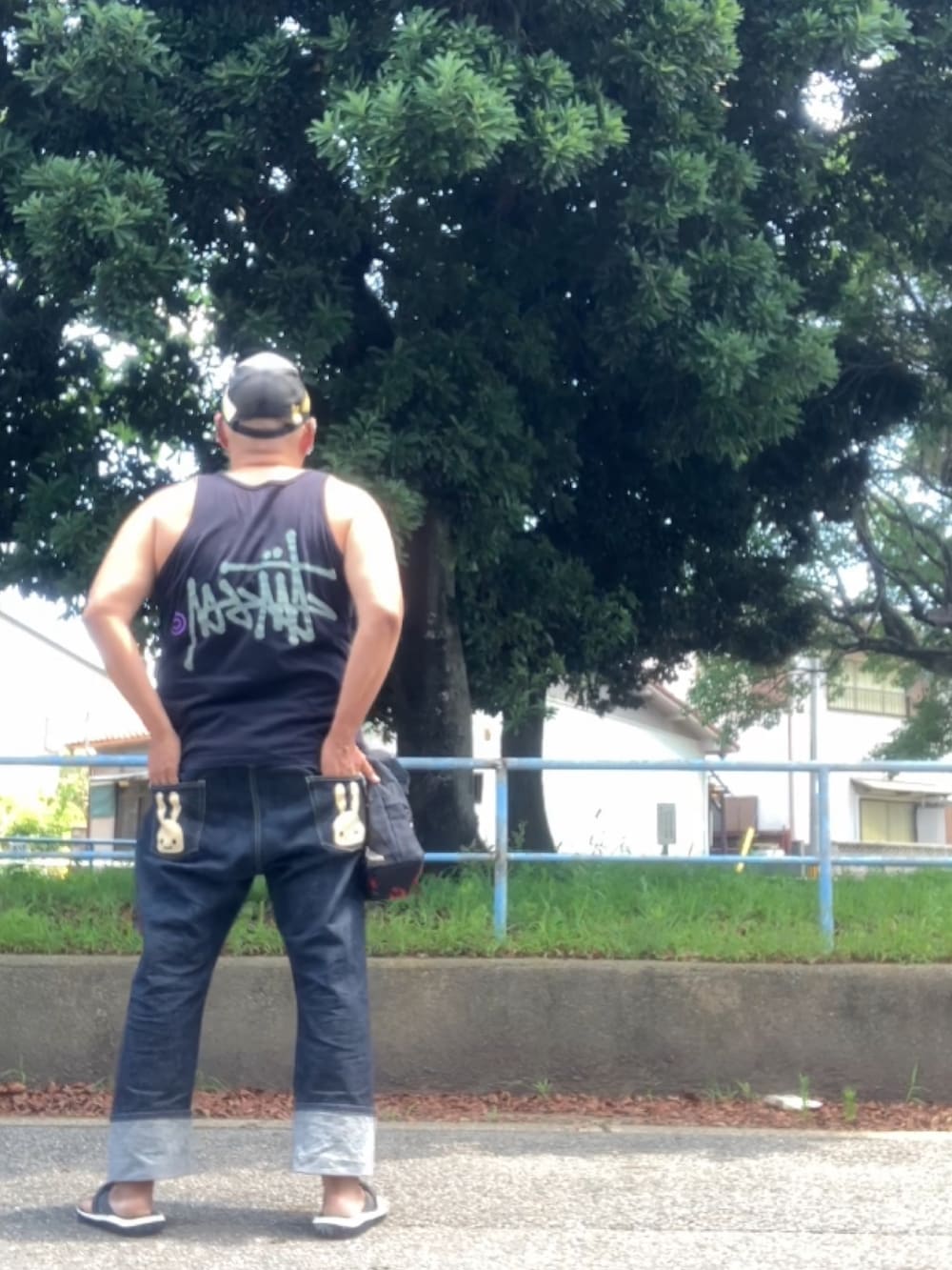「おじさん、でぶ、デブですがなにか？、メガネおやじ」｜「STUSSYのアイテム（タンクトップ、ブラック系）」を使った、メルヘン翁さん（メンズ・178cm）の夏コーディネートの3枚目の写真