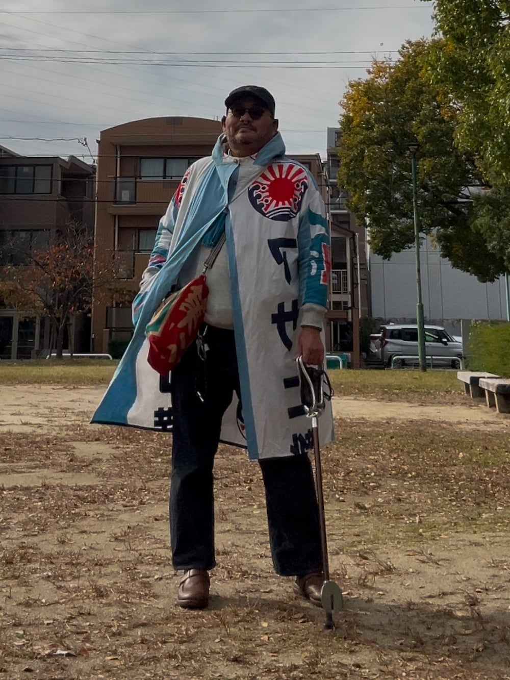 ブルー系のデニムパンツ、グレー系のパーカー、ブラウン系のスリッポンを着用したメンズの秋コーディネートの4枚目の写真