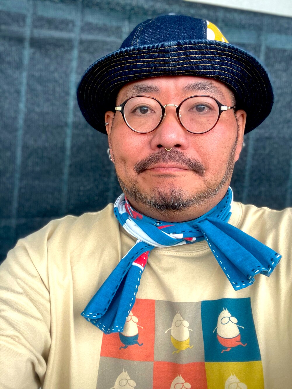 ベージュ系のTシャツ/カットソー、その他のその他パンツ、ブルー系のハットを着用したメンズの夏コーディネートの5枚目の写真