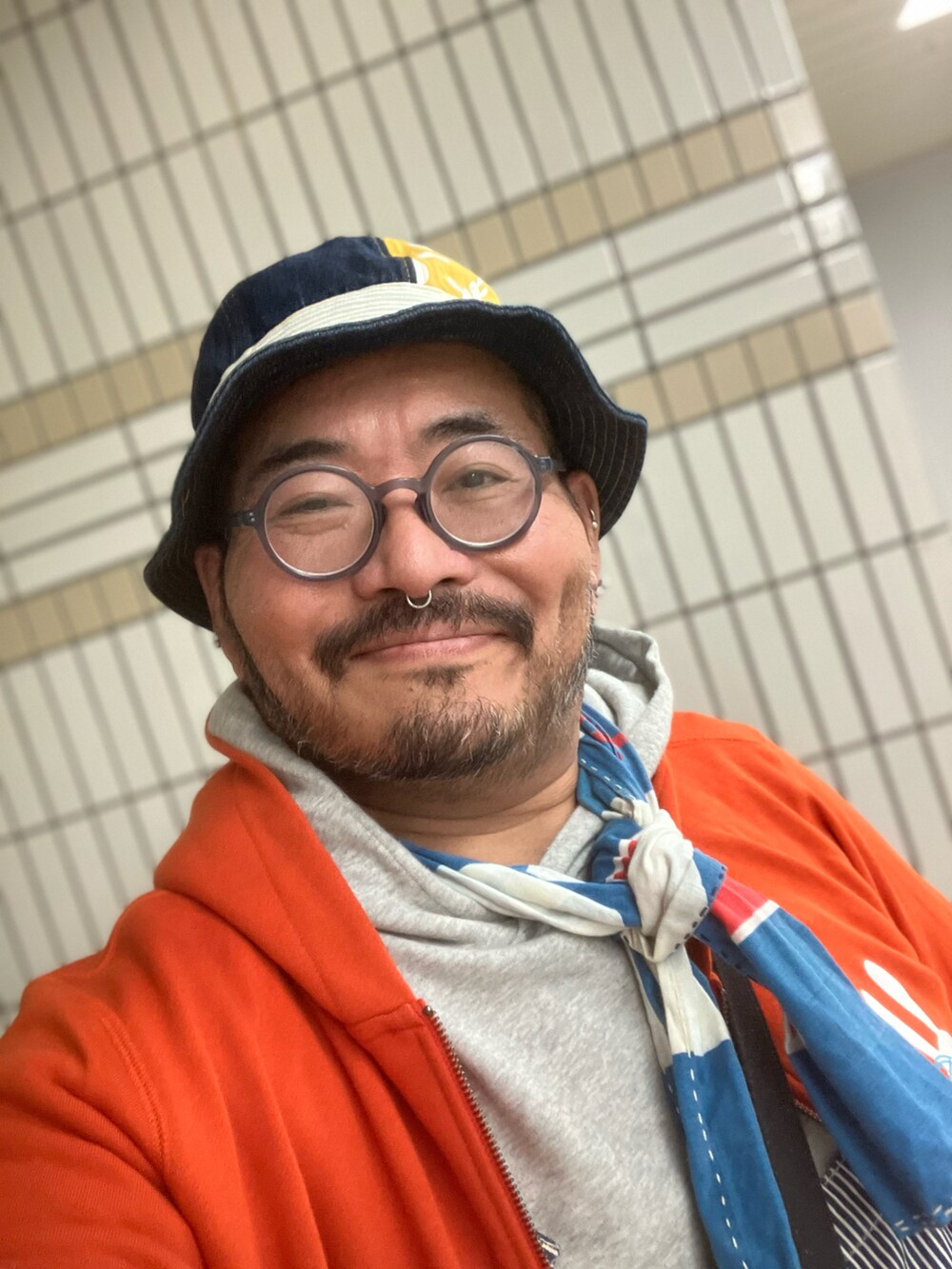 その他のサロペット/オーバーオール、オレンジ系のパーカー、グレー系のパーカーを着用したメンズの秋コーディネートの5枚目の写真