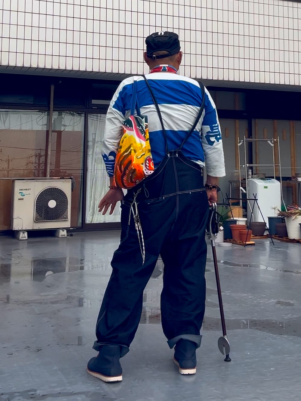 「杖、メガネおやじ、メガネ×帽子、でぶ、デブでもオシャレ、デブですがなにか？、はるコーデ」｜「Dickiesのアイテム（サロペット/オーバーオール、ブルー系）」を使った、メルヘン翁さん（メンズ・178cm）の春コーディネートの4枚目の写真
