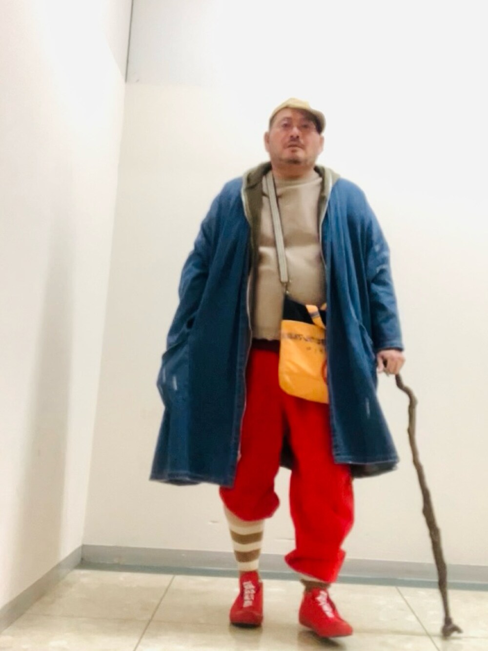 レッド系のスリッポン、ベージュ系のキャップを着用したメンズの春コーディネートの5枚目の写真