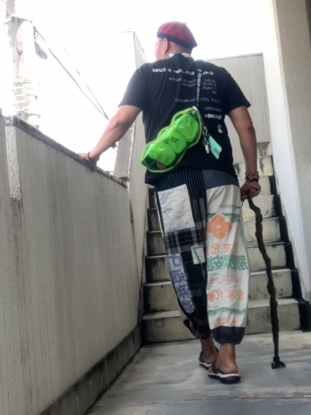 「でぶ、デブでもオシャレ、デブですがなにか？、めがね × ベレー、メガネおやじ、和風ミックス、杖」｜「CUNEのアイテム（Tシャツ/カットソー、ブラック系）」を使った、メルヘン翁さん（メンズ・178cm）の夏コーディネートの4枚目の写真