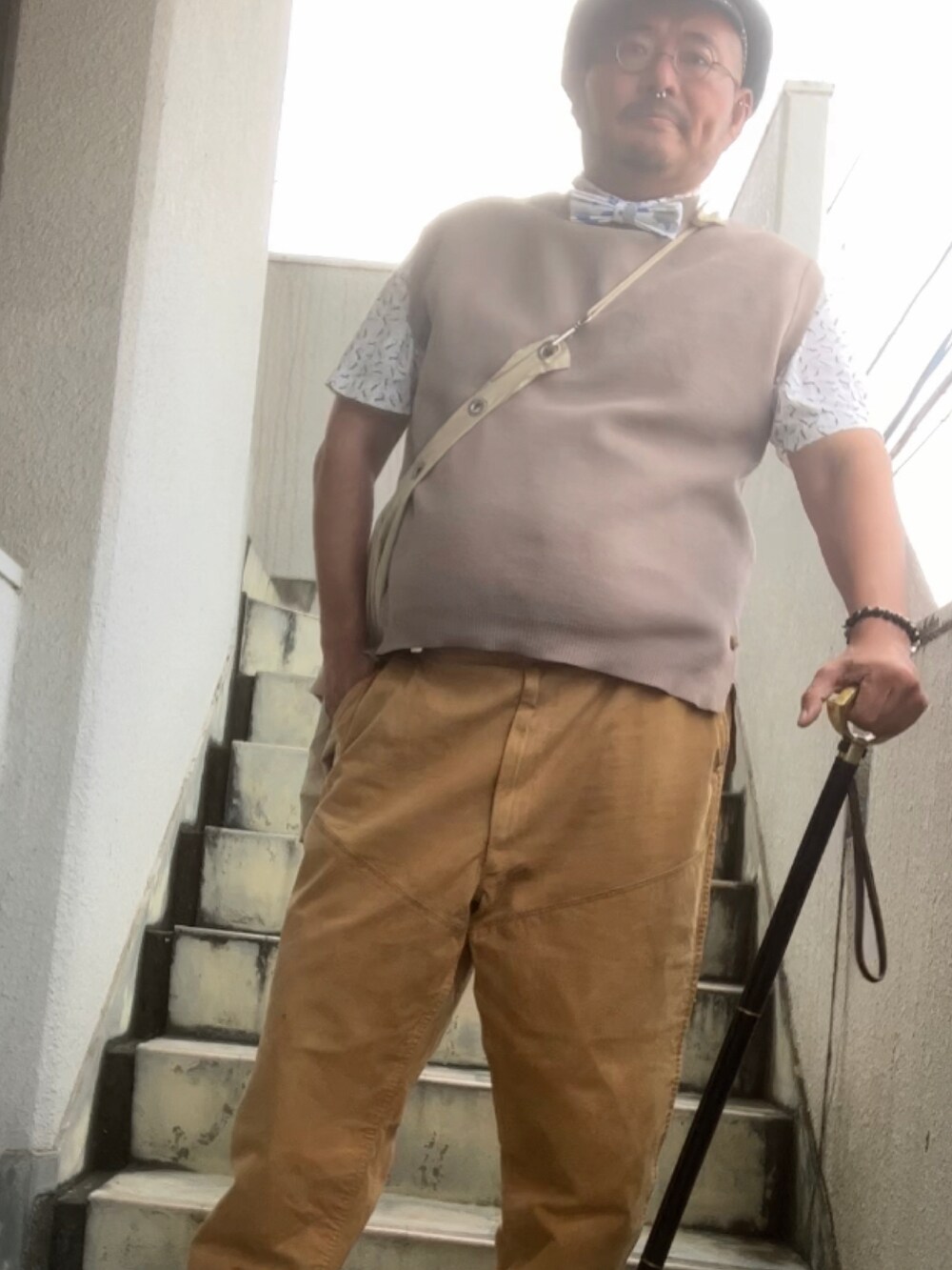 ベージュ系のベスト、ホワイト系のシャツ/ブラウス、ベージュ系のその他パンツを着用したメンズの秋コーディネートの2枚目の写真