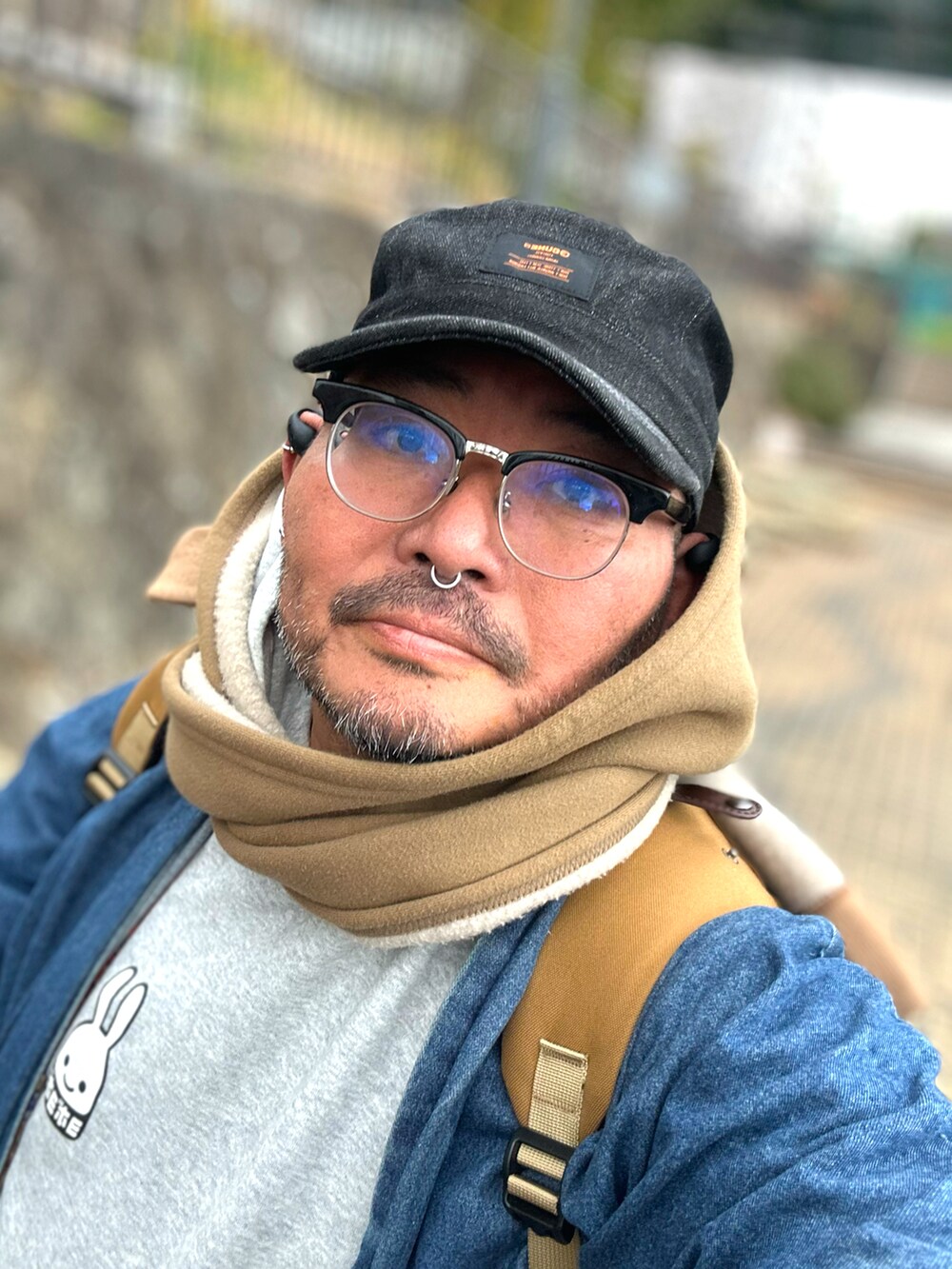 「最近のいい感じコーデ、パーカー、メンズファッション、メガネおやじ、デブでもオシャレ、デブですがなにか？、杖」｜「CUNEのアイテム（キャップ、ブルー系）」を使った、メルヘン翁さん（メンズ・178cm）の冬コーディネートの5枚目の写真