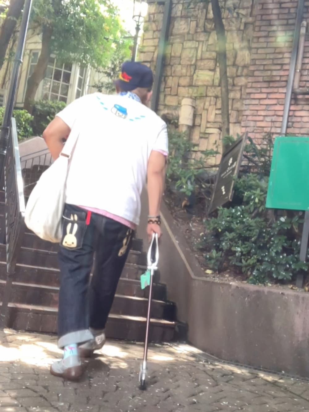 「杖、メガネおやじ、でぶ、デブでもオシャレ」｜「CUNEのアイテム（Tシャツ/カットソー、ホワイト系）」を使った、メルヘン翁さん（メンズ・178cm）の秋コーディネートの3枚目の写真