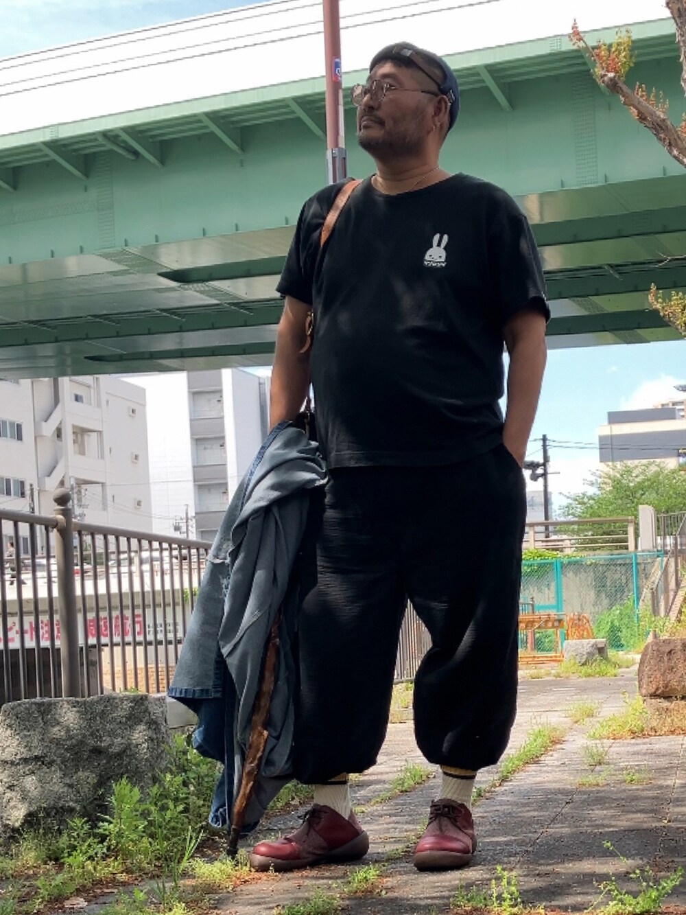 「春服、春、でぶ、デブでもオシャレ、デブママですがなにか？、メガネ×帽子、メガネおやじ」｜「Regetta Canoeのアイテム（スリッポン、ブラウン系）」を使った、メルヘン翁さん（メンズ・178cm）の春コーディネートの4枚目の写真