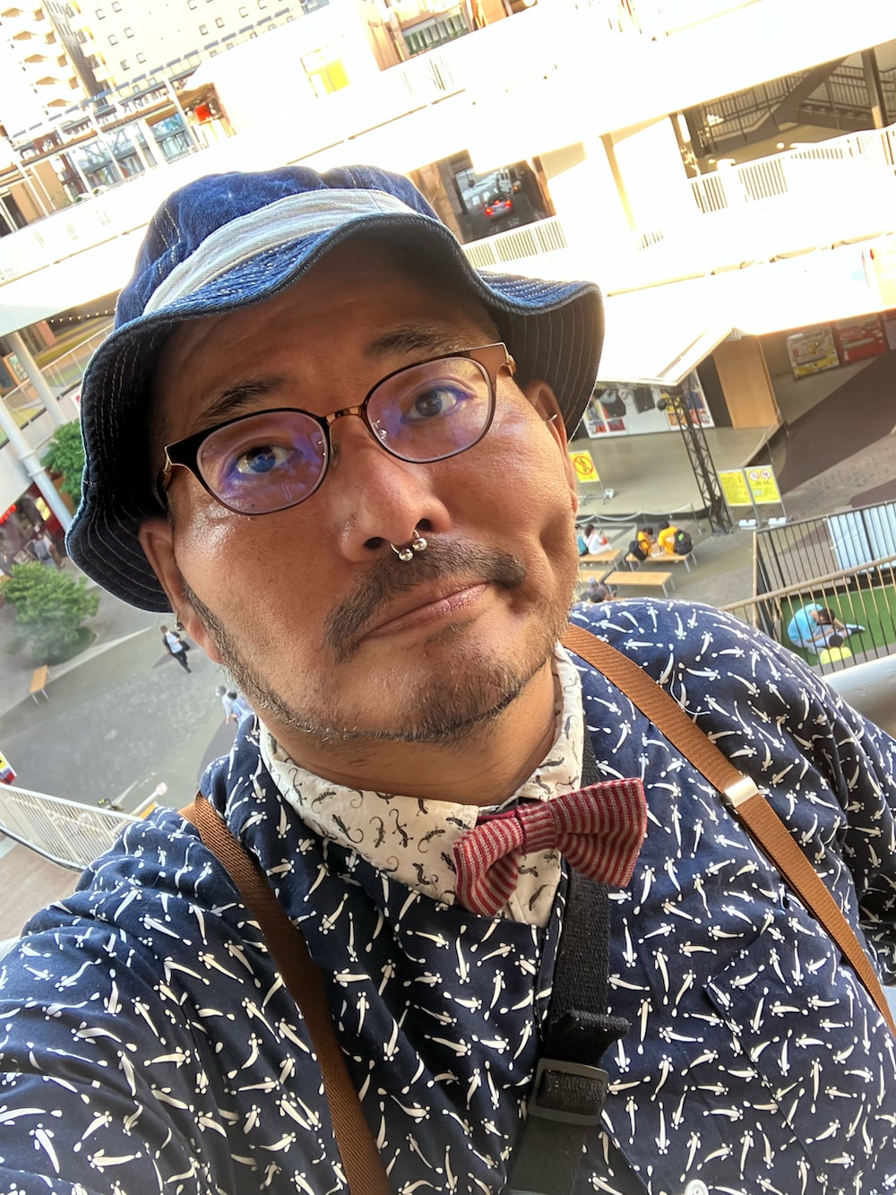 その他のその他トップス、ホワイト系のシャツ/ブラウス、ブラウン系のスリッポンを着用したメンズの秋コーディネートの3枚目の写真
