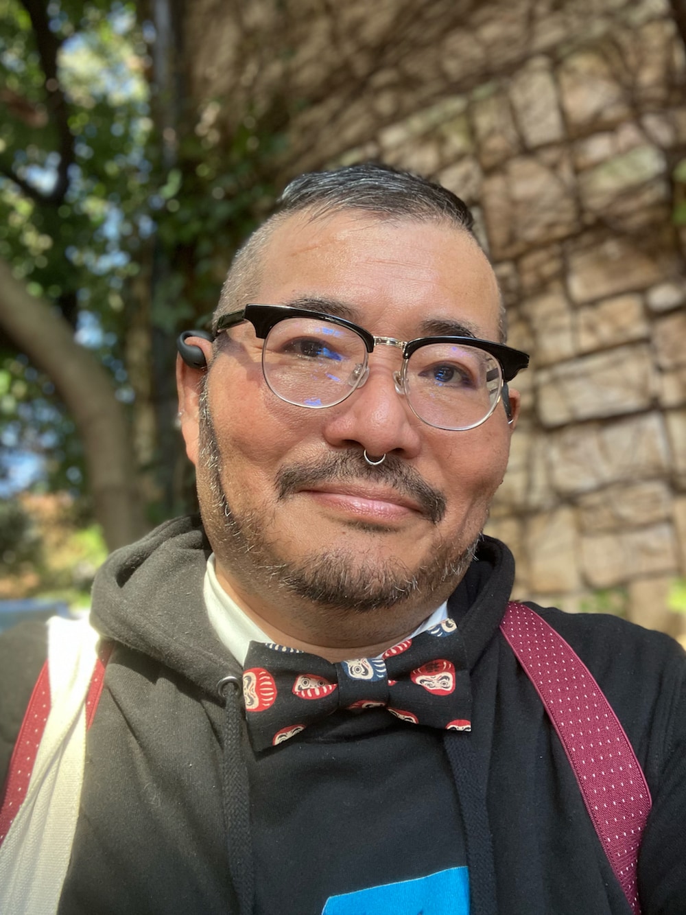 ベージュ系のショルダーバッグ、ブラウン系のスリッポン、ブルー系のキャップを着用したメンズの秋コーディネートの4枚目の写真