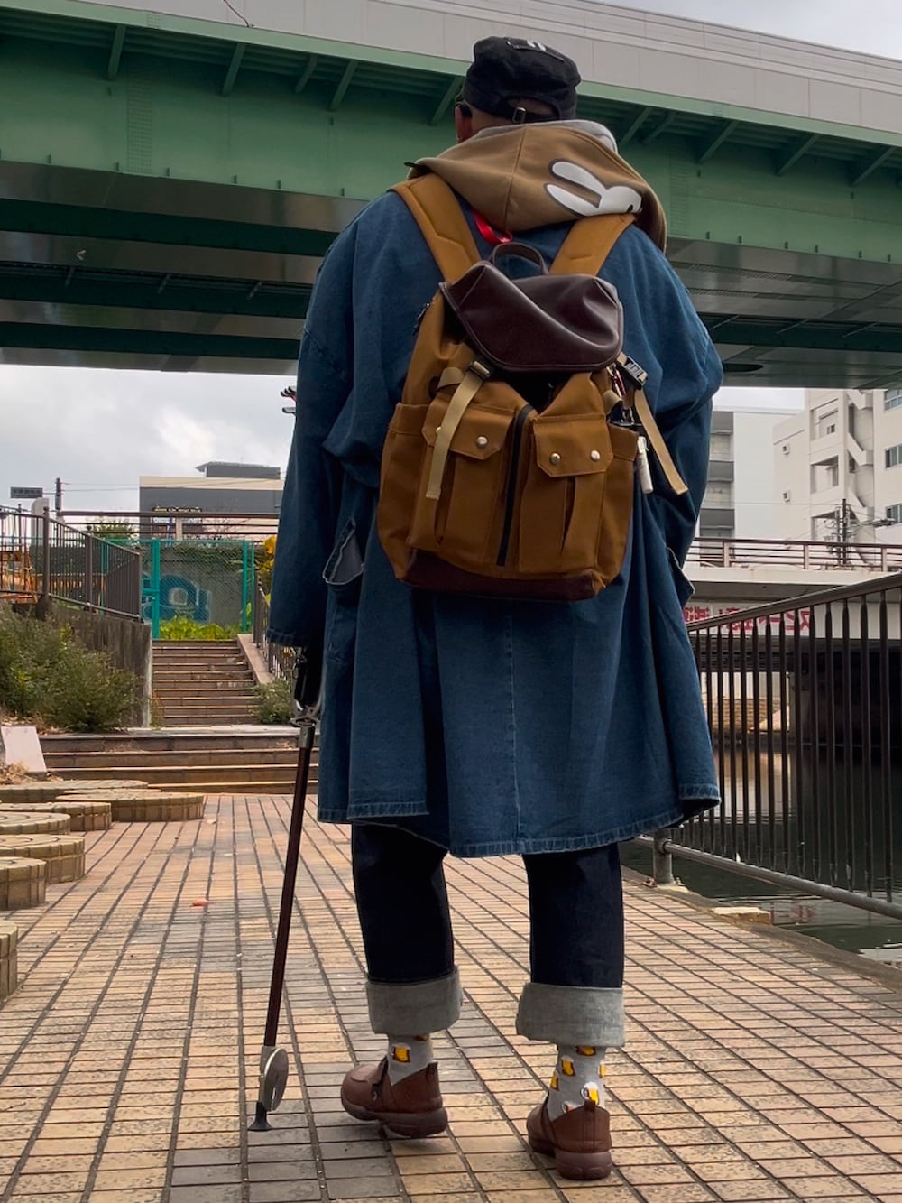 「最近のいい感じコーデ、パーカー、メンズファッション、メガネおやじ、デブでもオシャレ、デブですがなにか？、杖」｜「CUNEのアイテム（キャップ、ブルー系）」を使った、メルヘン翁さん（メンズ・178cm）の冬コーディネートの4枚目の写真