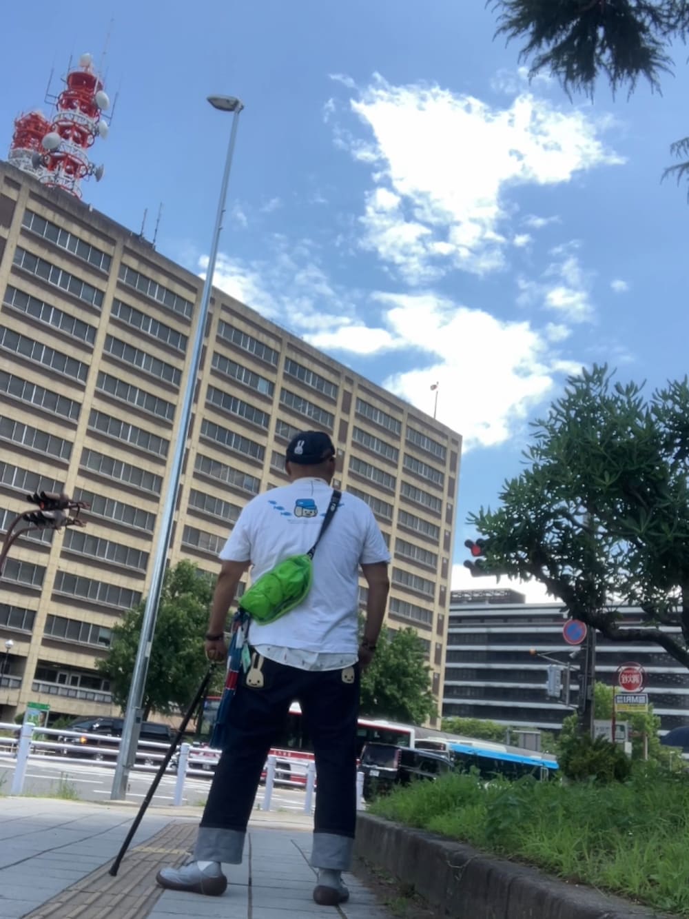 「おじさん、でぶ、デブですがなにか？、メガネおやじ、杖」｜「CUNEのアイテム（Tシャツ/カットソー、ホワイト系）」を使った、メルヘン翁さん（メンズ・178cm）の夏コーディネートの3枚目の写真