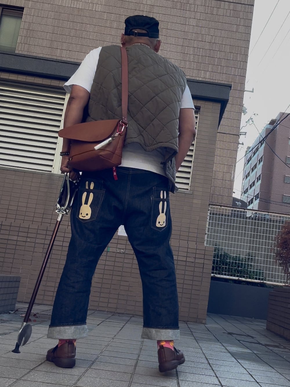 ブルー系のデニムパンツ、ホワイト系のTシャツ/カットソー、ブラウン系のスリッポンを着用したメンズの秋コーディネートの3枚目の写真