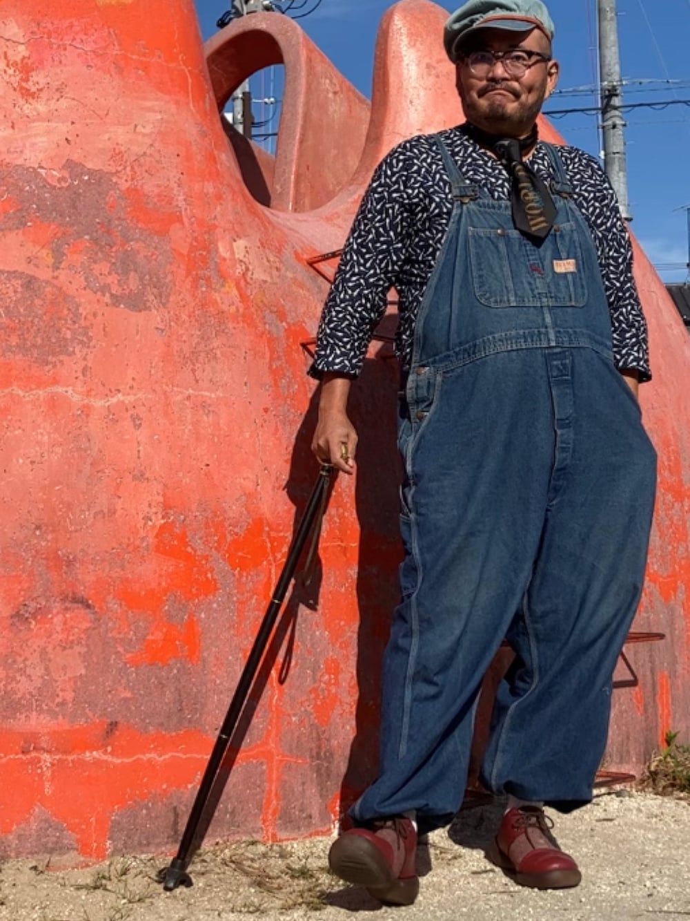 その他のその他トップス、ブラウン系のスリッポン、ブラック系のネクタイを着用したメンズの秋コーディネートの3枚目の写真