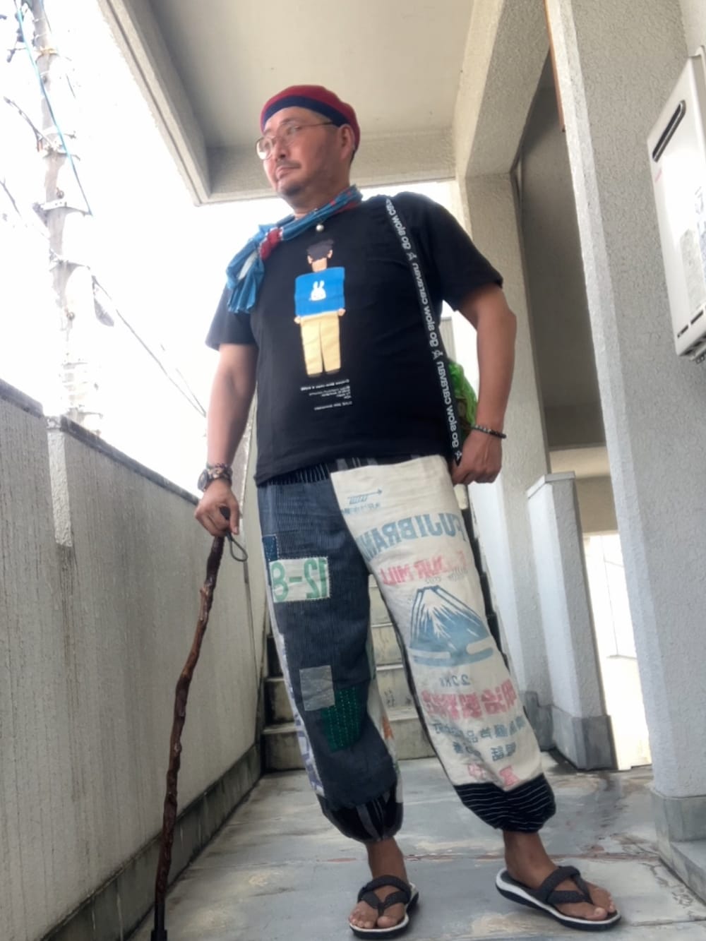 「でぶ、デブでもオシャレ、デブですがなにか？、めがね × ベレー、メガネおやじ、和風ミックス、杖」｜「CUNEのアイテム（Tシャツ/カットソー、ブラック系）」を使った、メルヘン翁さん（メンズ・178cm）の夏コーディネートの3枚目の写真