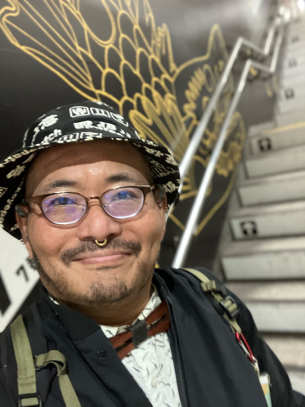 ブラック系のサロペット/オーバーオール、ホワイト系のシャツ/ブラウス、ブラック系のハットを着用したメンズの秋コーディネートの4枚目の写真