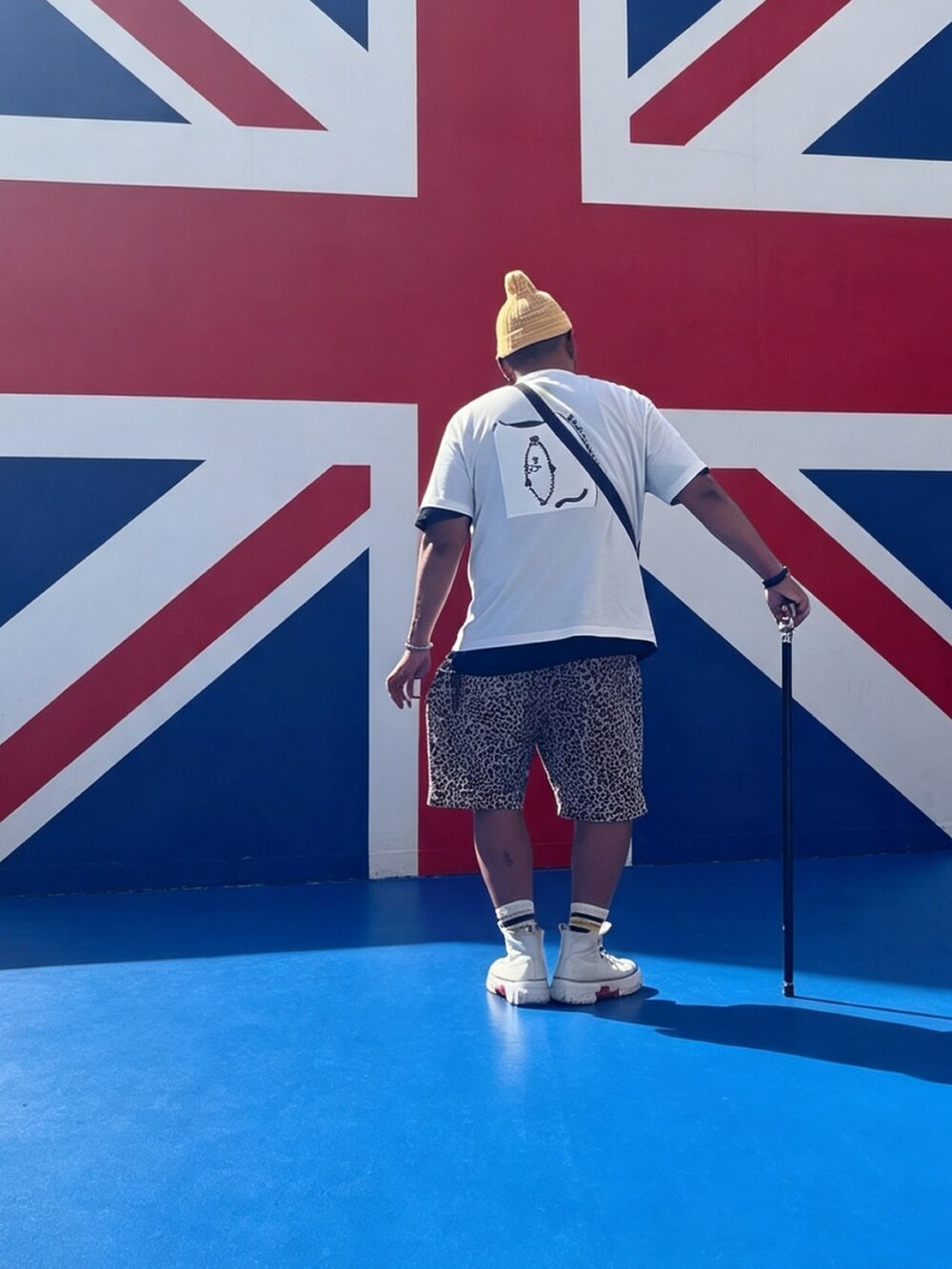 ホワイト系のTシャツ/カットソー、その他のショルダーバッグ、その他のその他パンツを着用したメンズの夏コーディネートの2枚目の写真