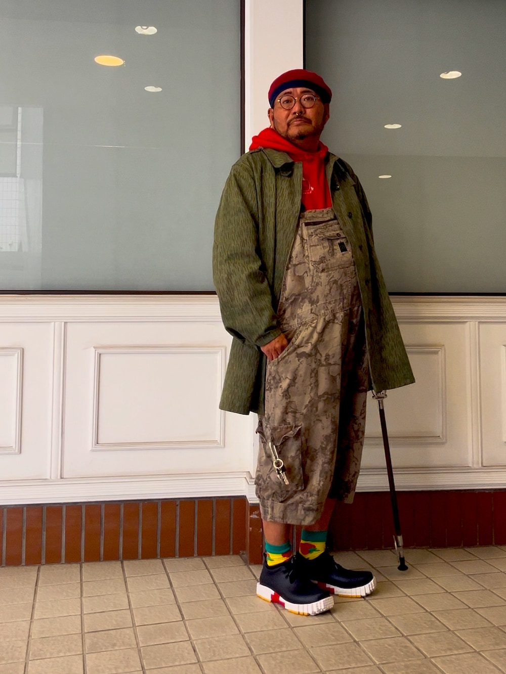 「杖、メガネ×ニット帽、メガネおやじ、でぶ、デブでもオシャレ、デブですがなにか？」｜「CHILLEのアイテム（シューズ、ブラック系）」を使った、メルヘン翁さん（メンズ・178cm）の春コーディネートの2枚目の写真