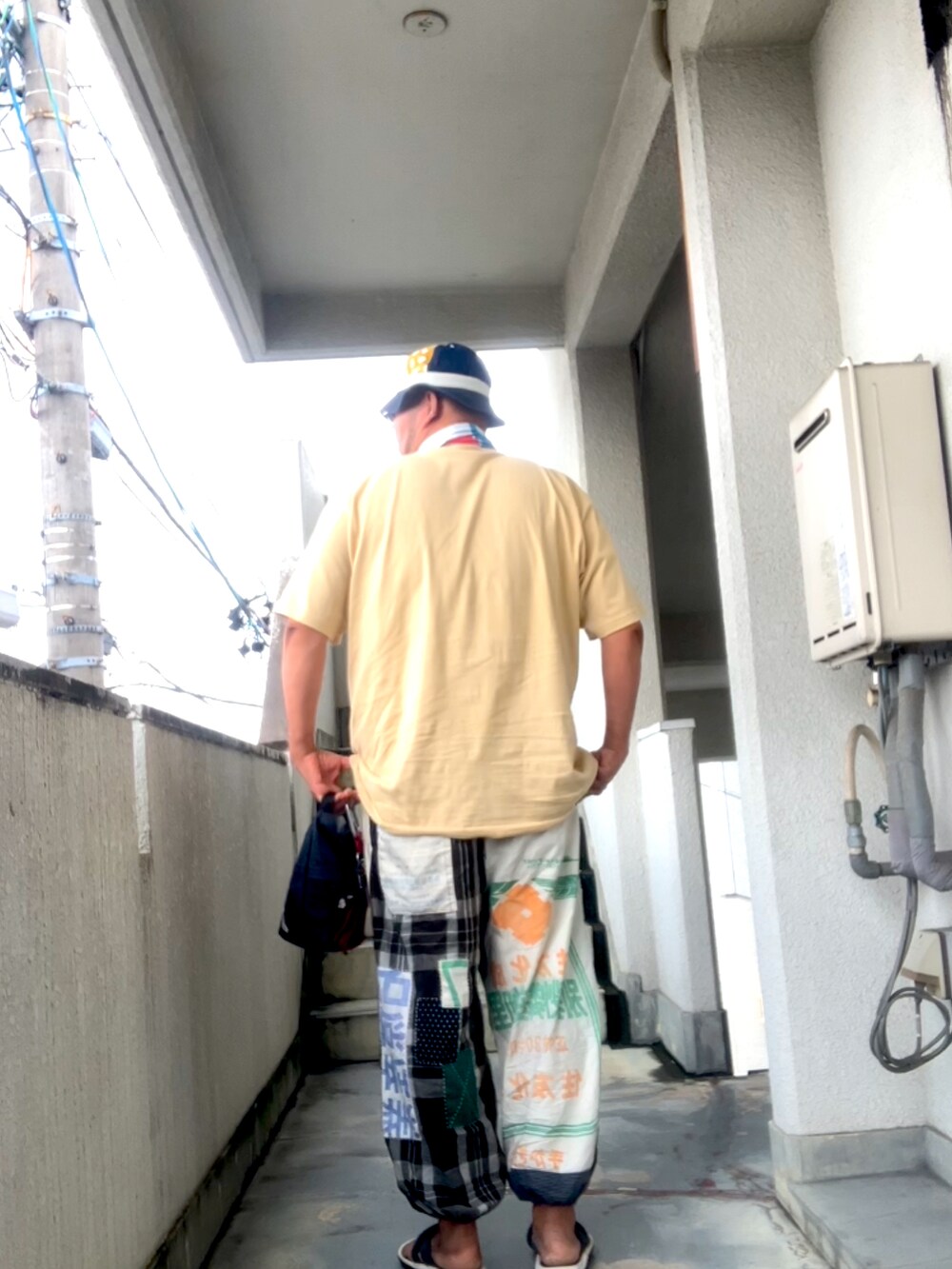 ベージュ系のTシャツ/カットソー、その他のその他パンツ、ブルー系のハットを着用したメンズの夏コーディネートの4枚目の写真