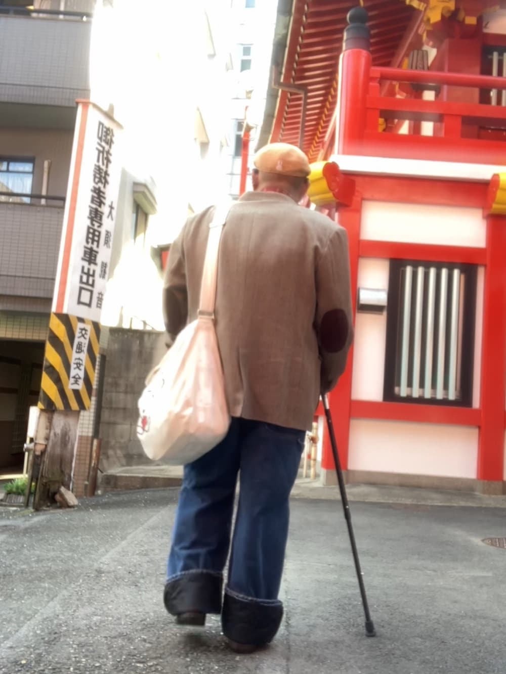 ブラウン系のスリッポン、ベージュ系のハンチング/ベレー帽、ブラック系のファッション雑貨を着用したメンズの春コーディネートの2枚目の写真