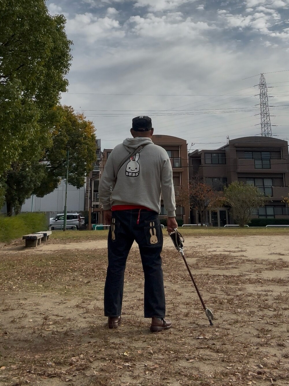 ブルー系のデニムパンツ、グレー系のパーカー、ブラウン系のスリッポンを着用したメンズの秋コーディネートの3枚目の写真