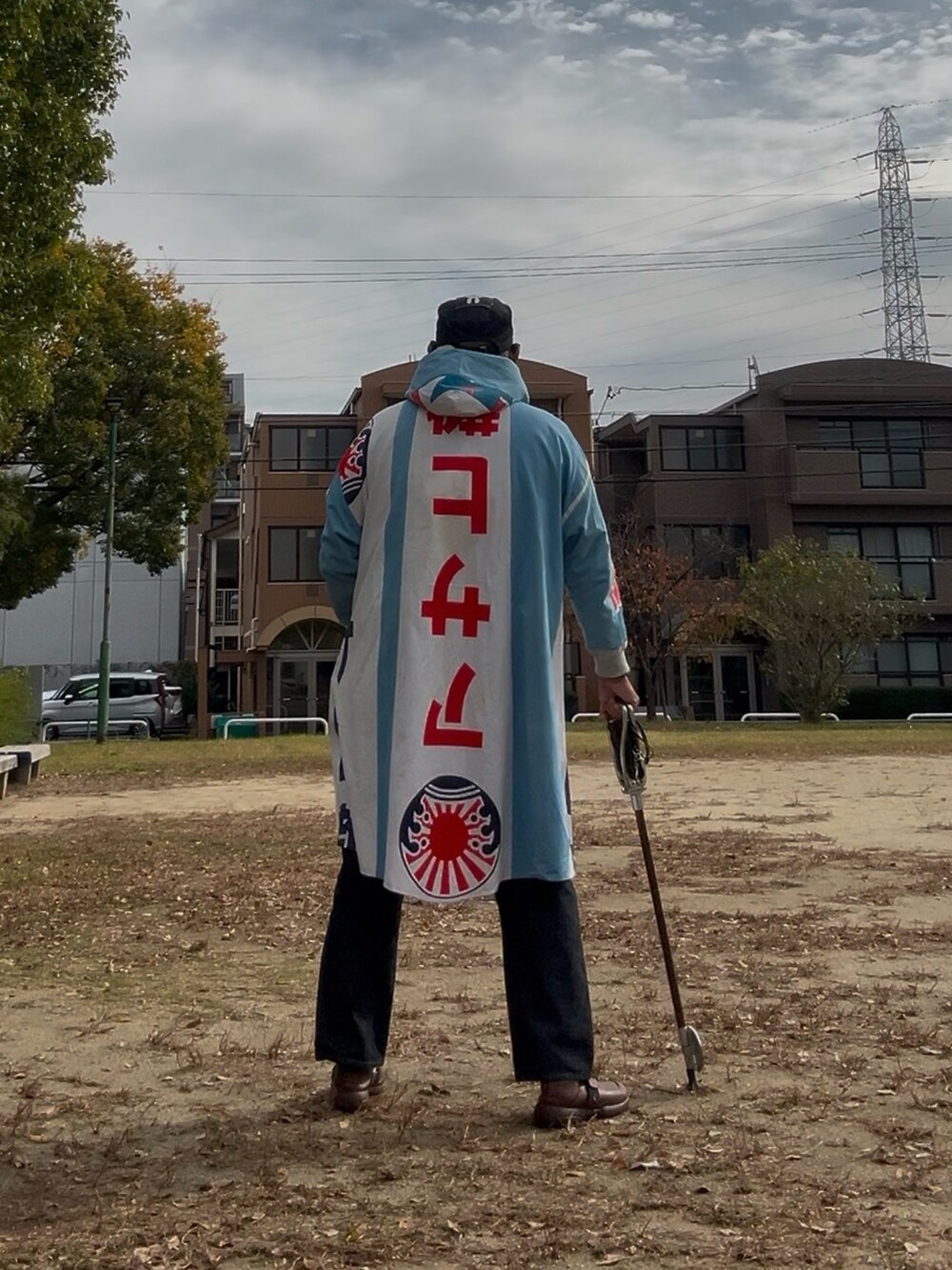 ブルー系のデニムパンツ、グレー系のパーカー、ブラウン系のスリッポンを着用したメンズの秋コーディネートの2枚目の写真