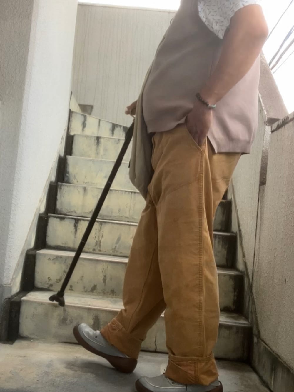 ベージュ系のベスト、ホワイト系のシャツ/ブラウス、ベージュ系のその他パンツを着用したメンズの秋コーディネートの3枚目の写真