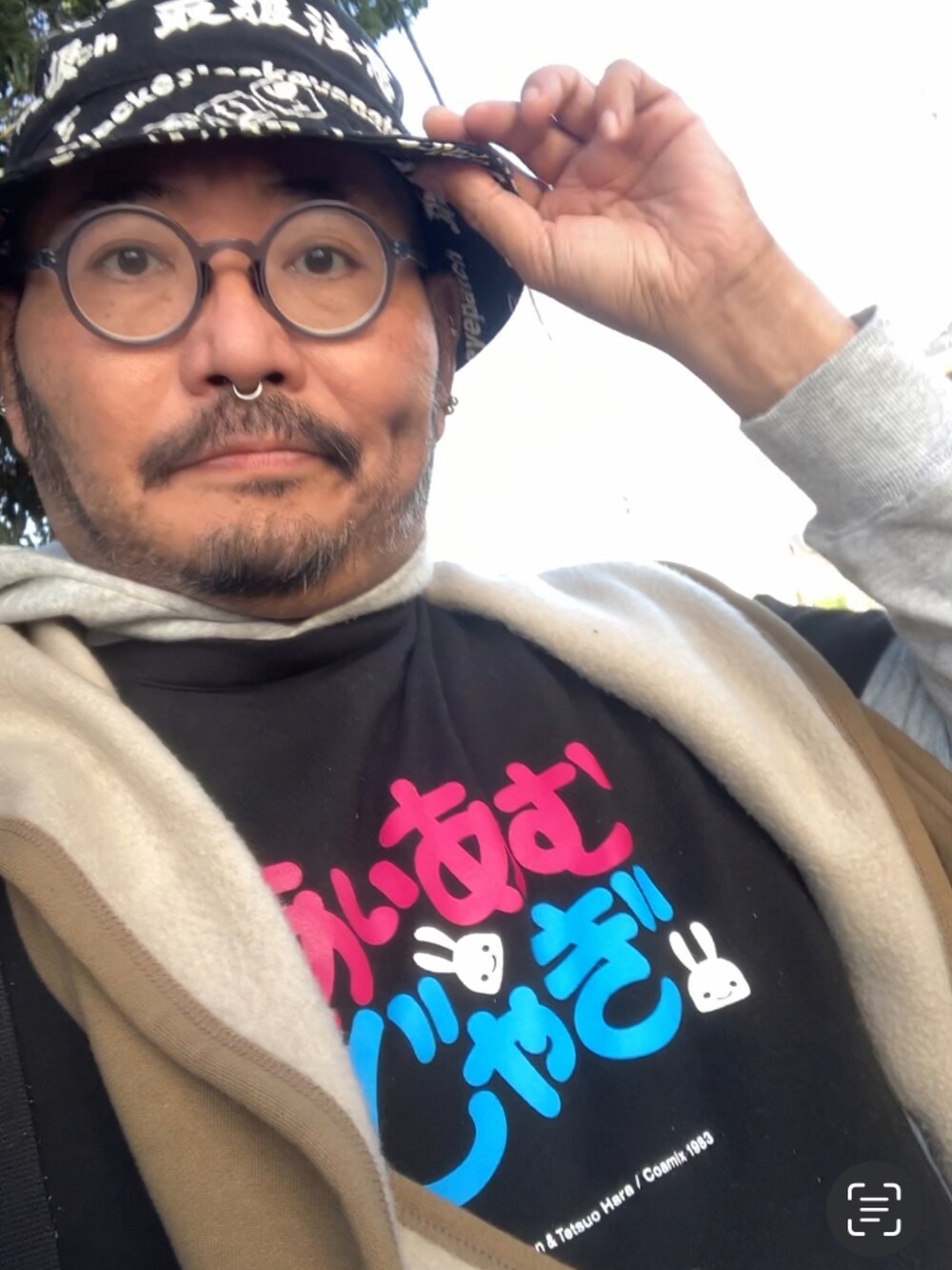 ブラック系のTシャツ/カットソー、グレー系のパーカー、レッド系のスニーカーを着用したメンズの秋コーディネートの5枚目の写真
