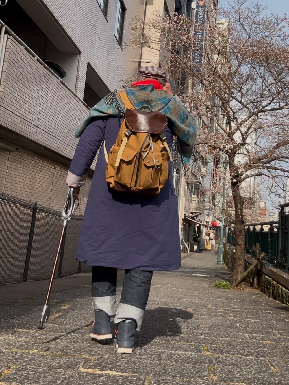 ブルー系のブーツ、ブルー系のデニムパンツ、ブルー系のその他アウターを着用したメンズの冬コーディネートの2枚目の写真