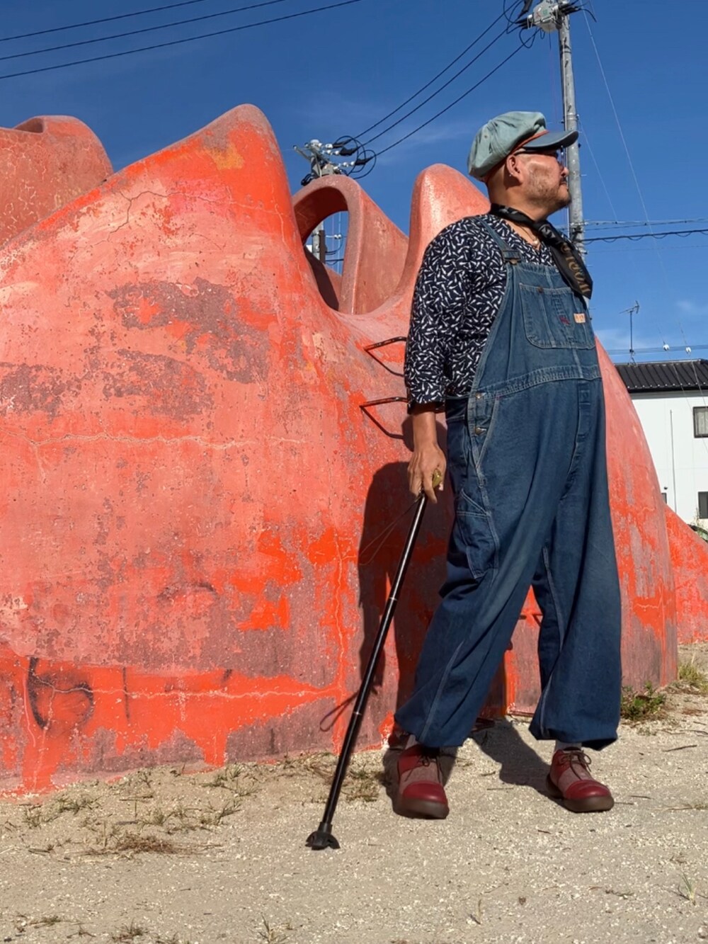 その他のその他トップス、ブラウン系のスリッポン、ブラック系のネクタイを着用したメンズの秋コーディネートの4枚目の写真