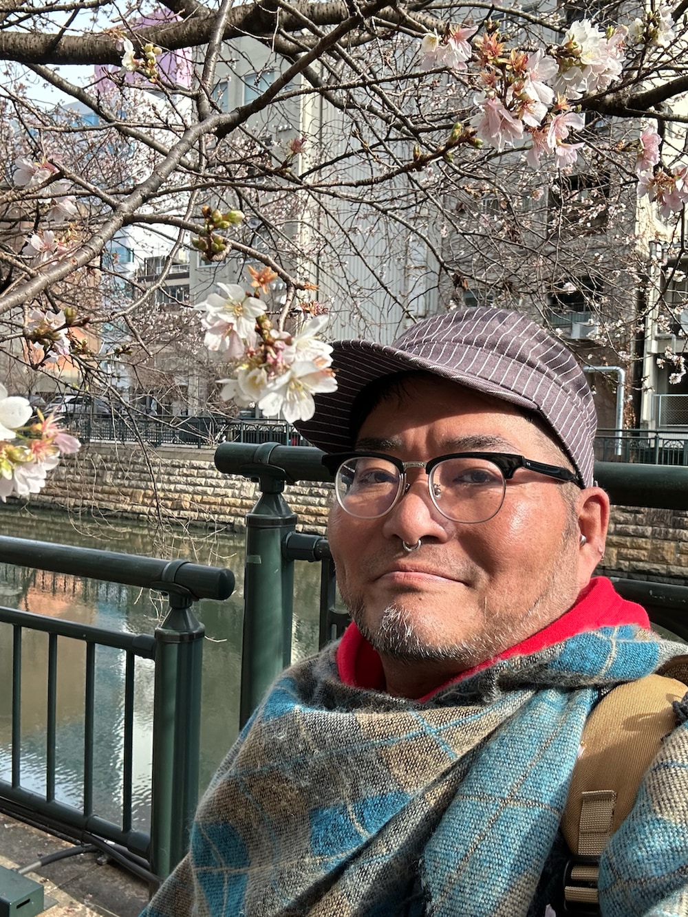 ブルー系のブーツ、ブルー系のデニムパンツ、ブルー系のその他アウターを着用したメンズの冬コーディネートの4枚目の写真