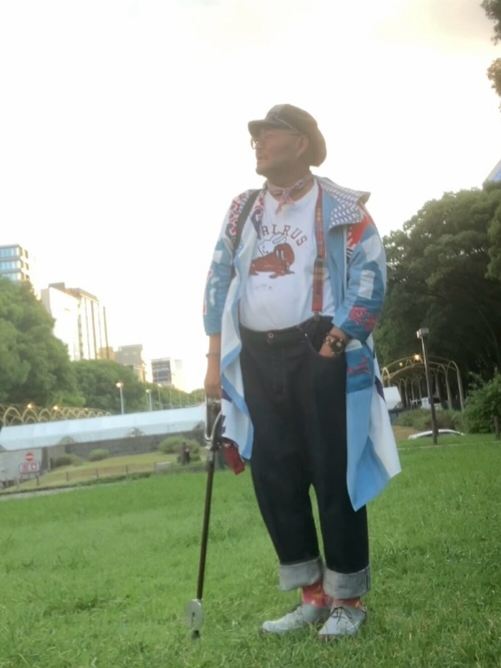 「杖、和洋ミックス、デブですがなにか？、でぶ、メガネおやじ」｜「CUNEのアイテム（デニムパンツ、ブルー系）」を使った、メルヘン翁さん（メンズ・178cm）の秋コーディネートの4枚目の写真
