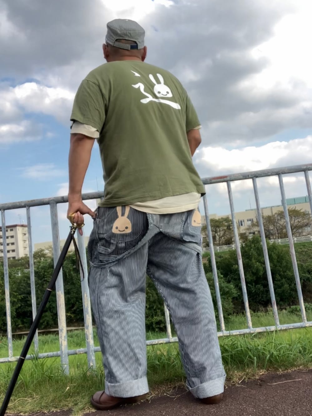 その他のサロペット/オーバーオール、グリーン系のTシャツ/カットソー、ベージュ系のショルダーバッグを着用したメンズの秋コーディネートの4枚目の写真