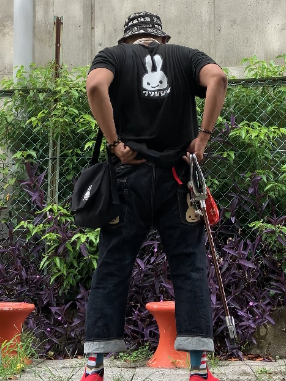 「杖、でぶ、デブですがなにか？、メガネおやじ、メガネ×帽子」｜「CUNEのアイテム（Tシャツ/カットソー、ブラック系）」を使った、メルヘン翁さん（メンズ・178cm）の秋コーディネートの3枚目の写真