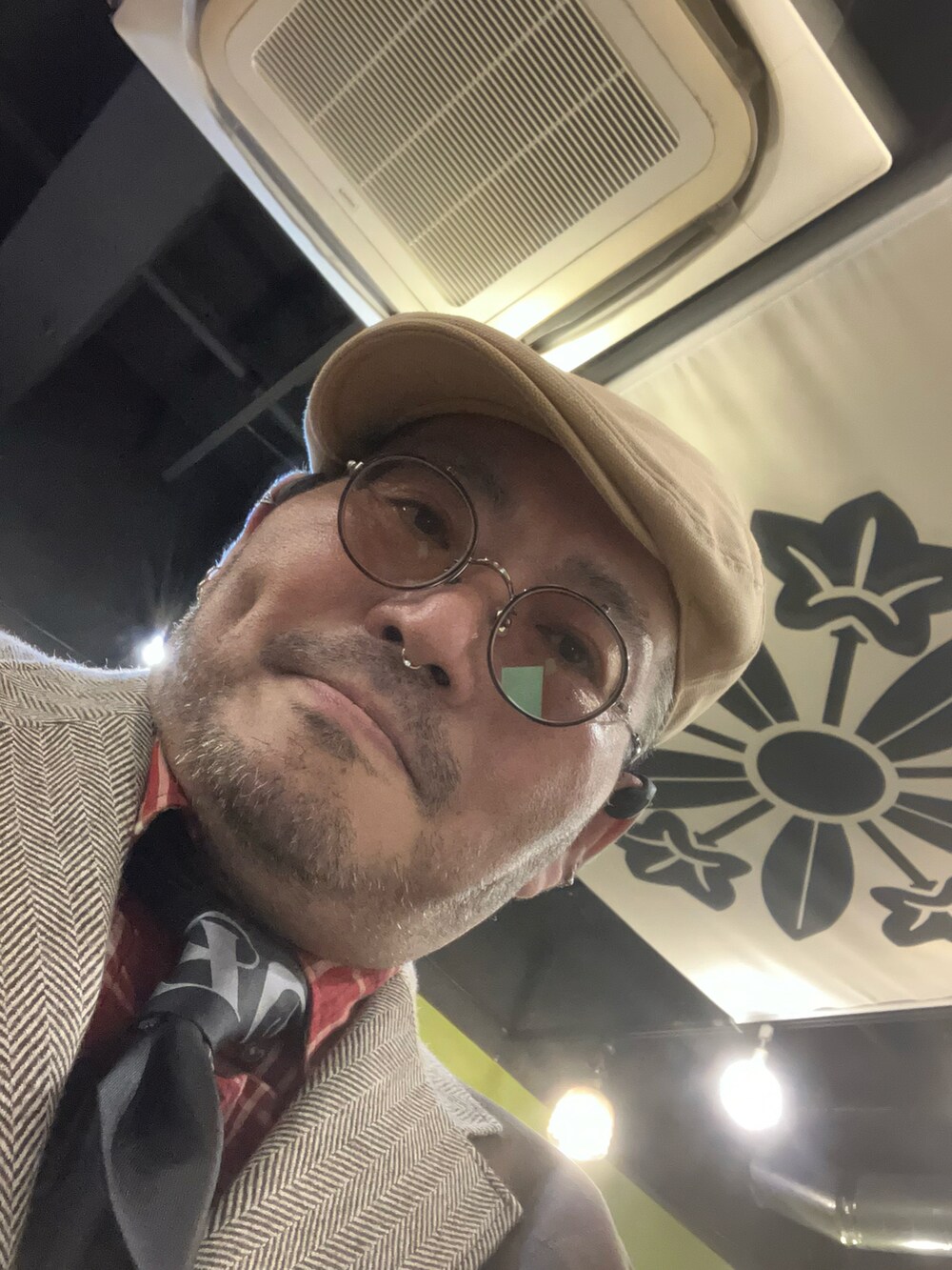 ブラウン系のスリッポン、ベージュ系のハンチング/ベレー帽、ブラック系のファッション雑貨を着用したメンズの春コーディネートの4枚目の写真